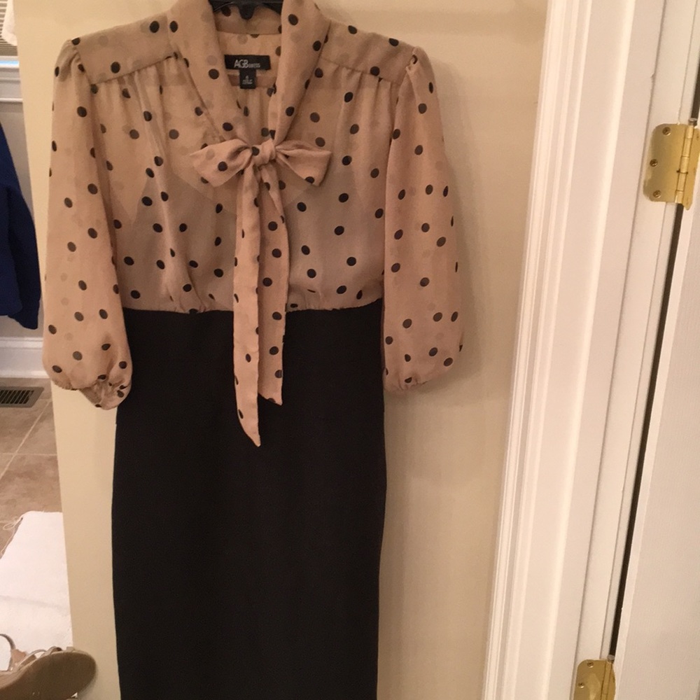 Fantastic dress in classic black and beige EUC
